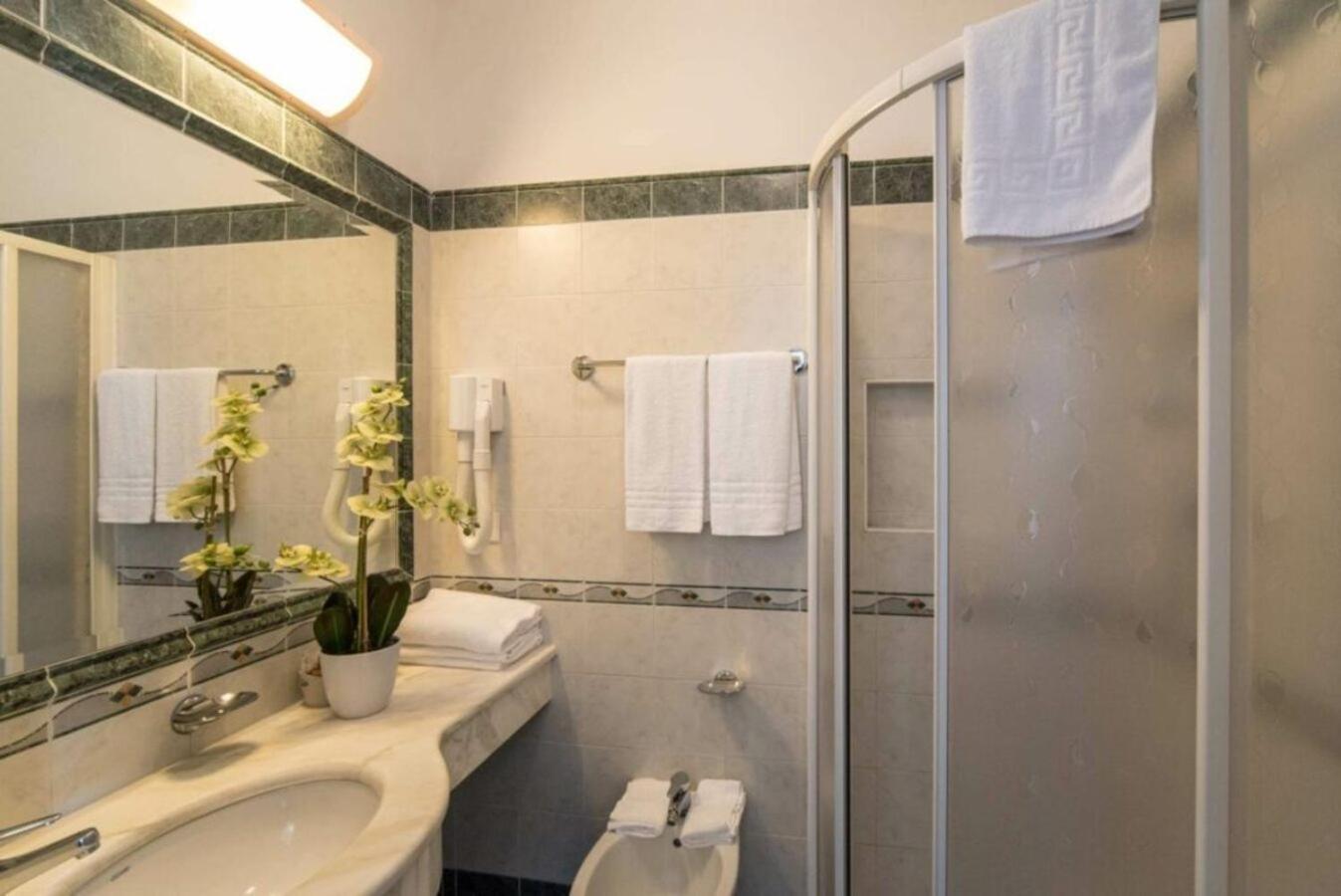 Hotel Bellevue Католика Екстериор снимка