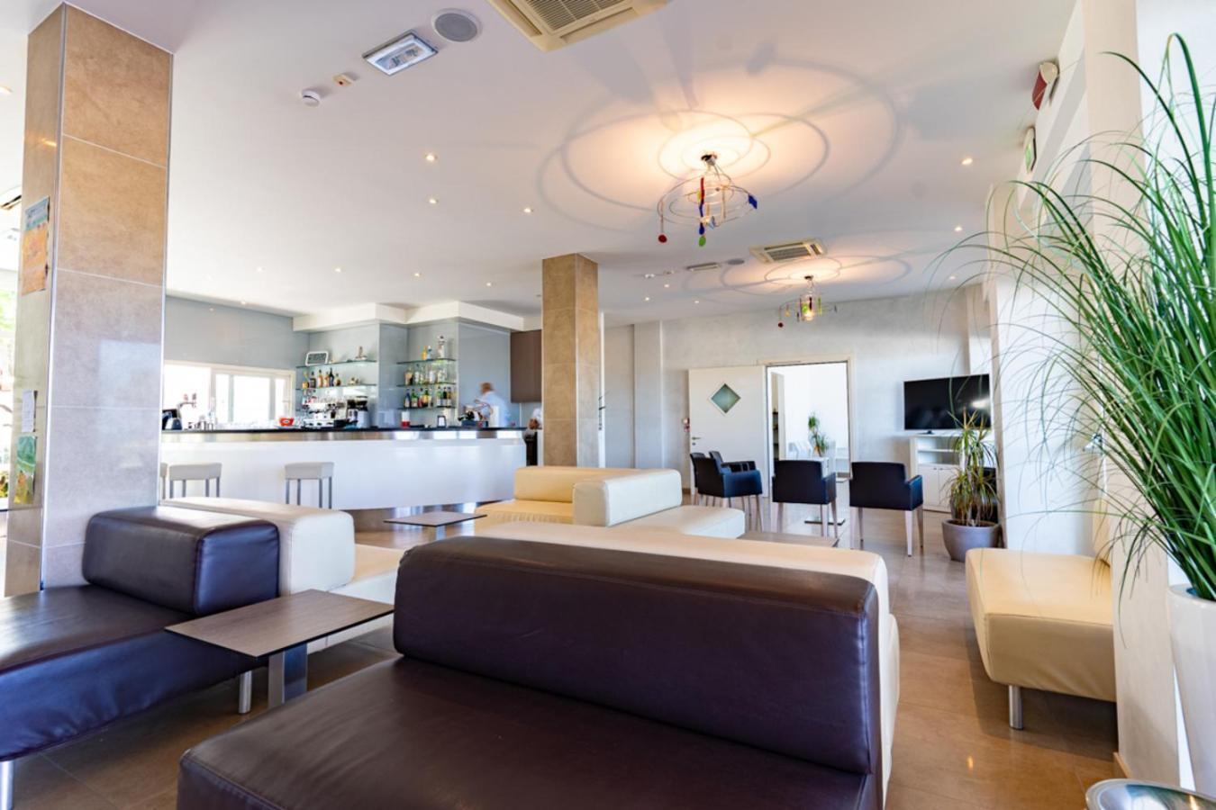 Hotel Bellevue Католика Екстериор снимка