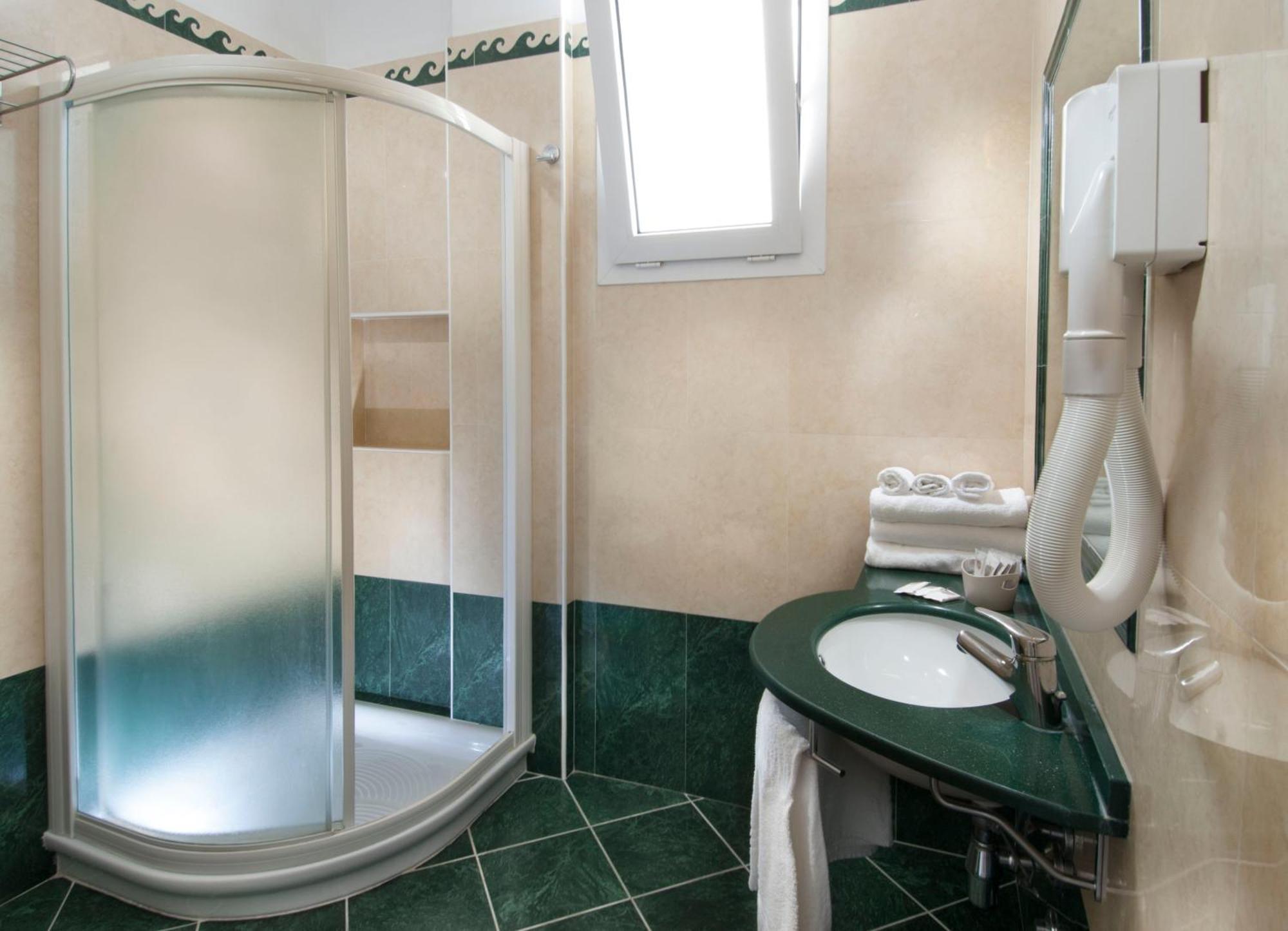 Hotel Bellevue Католика Екстериор снимка